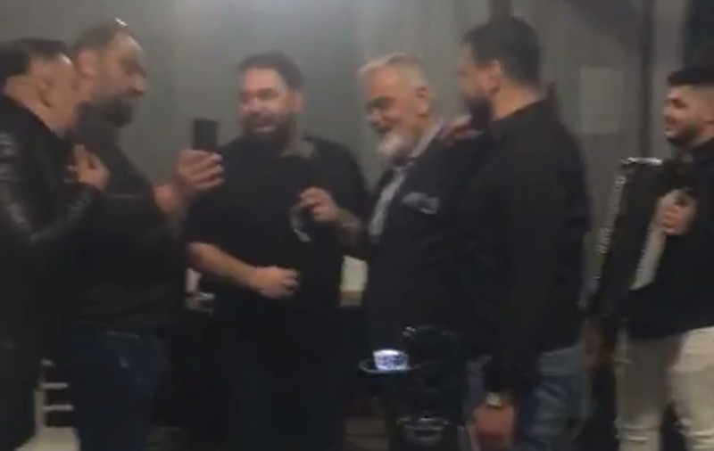 O petrecere la care cânta Florin Salam, spartă de polițiști. Oamenii legi au aflat de eveniment dintr-un live făcut de Facebook de un participant