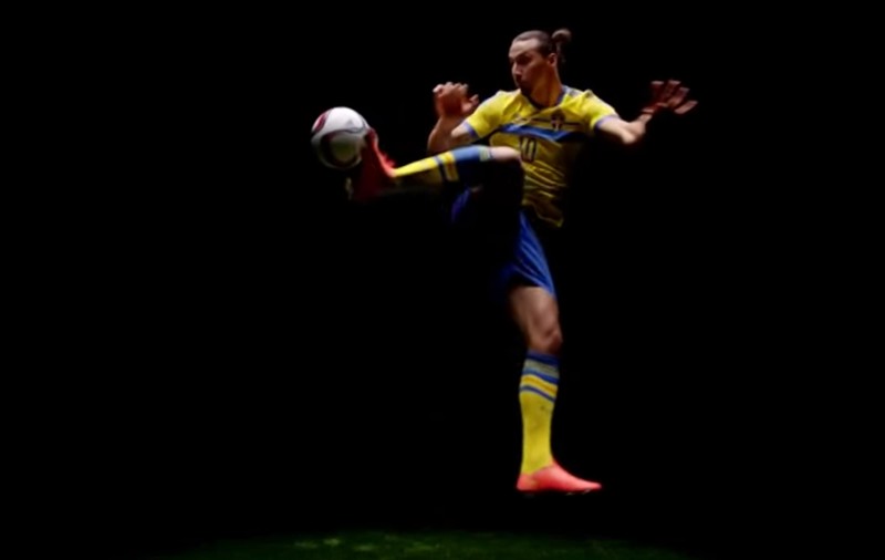 Zlatan Ibrahimovici și lovitura sa ”marcă înregistrată”. Parcă e rupt din filmul ”Matrix”
