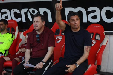 Razvan Lucescu în timp ce dă indicații de pe bancă