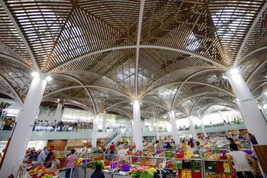 Producatori si vanzatori asteapta deschiderea pietei agro-alimentare Piata Sudului, in sectorul 4 din Bucuresti, marti, 11 august 2020. ANDREEA ALEXANDRU / MEDIAFAX FOTO