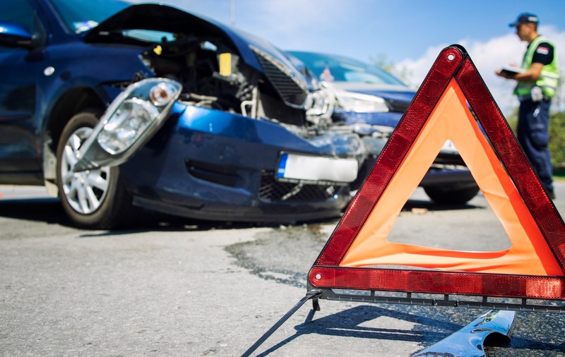 Un șofer de 74 de ani din Ploiești a provocat o coliziune în lanț după ce nu a acordat prioritate. Patru persoane au fost rănite și transportate la spital