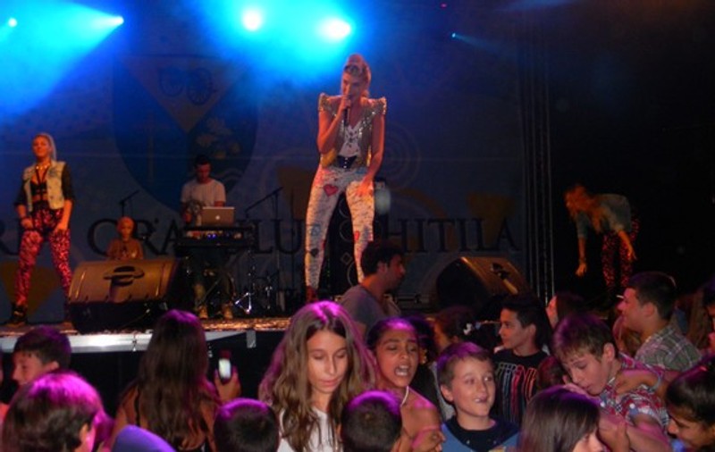 Corina este o mămică foarte cool! Îşi ia băieţelul cu ea la concerte!