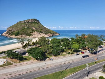 Imagine din balconul hotelului cu plaja pustie