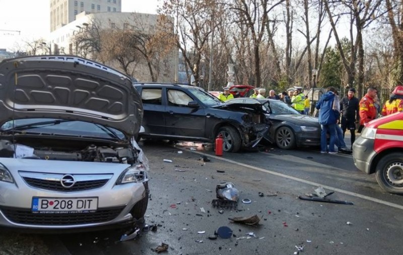 UPDATE / Șoferul care a provocat accidentul în lanț din Capitală era drogat. El își amenințase soția