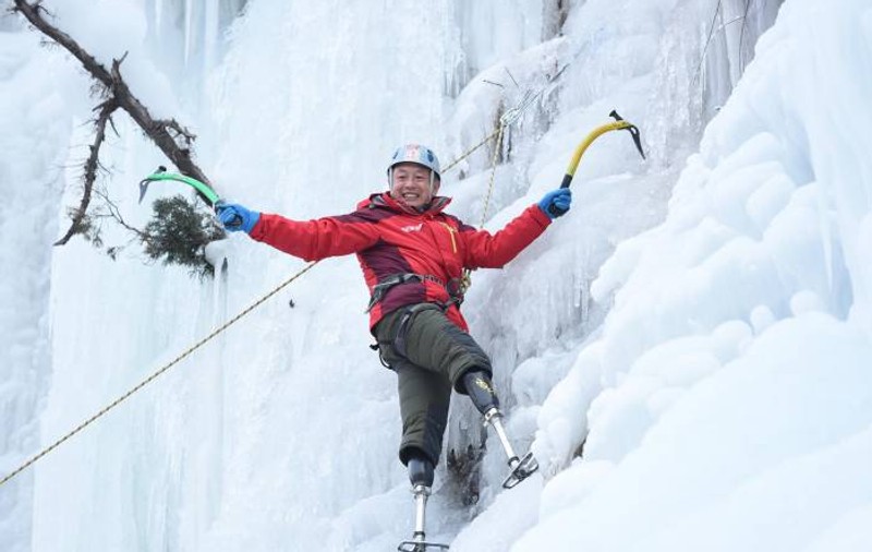 Un chinez cu picioarele amputate vrea să escaladeze Everestul
