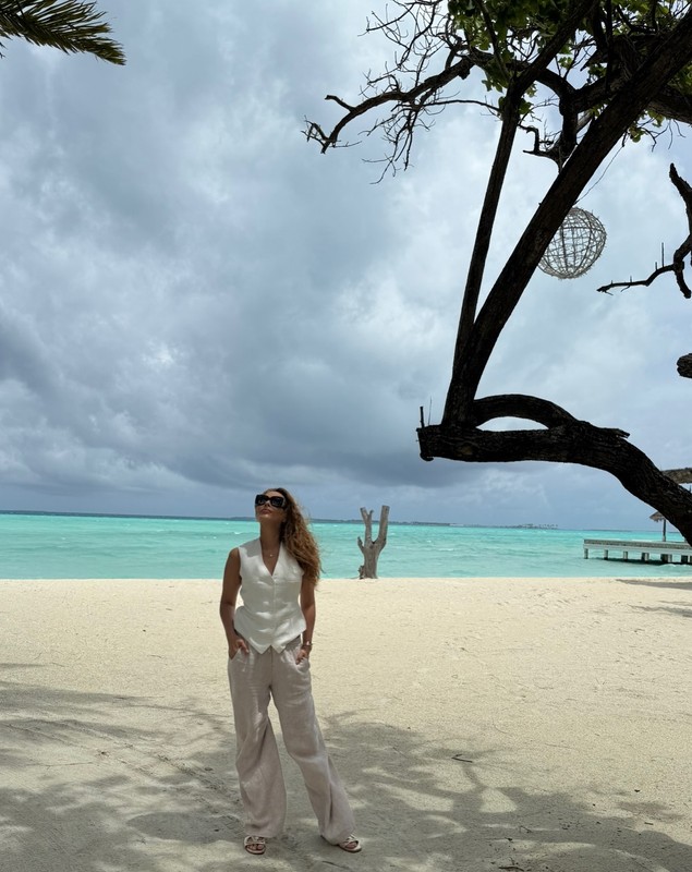 Imagini rare cu Iulia Vântur în Maldive. Vedeta a fost invitată la o nuntă. Cum arată camera în care a fost cazată iubita lui Salman Khan