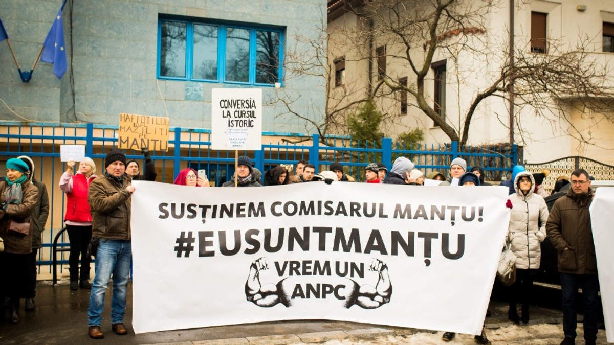 Un comisar ANPC a făcut plângere la DNA, acuzând conducerea instituției că protejează interesele băncilor în dauna consumatorilor. Protest pentru susținerea comisarului Manțu, organizat de clienți cu credite în franci