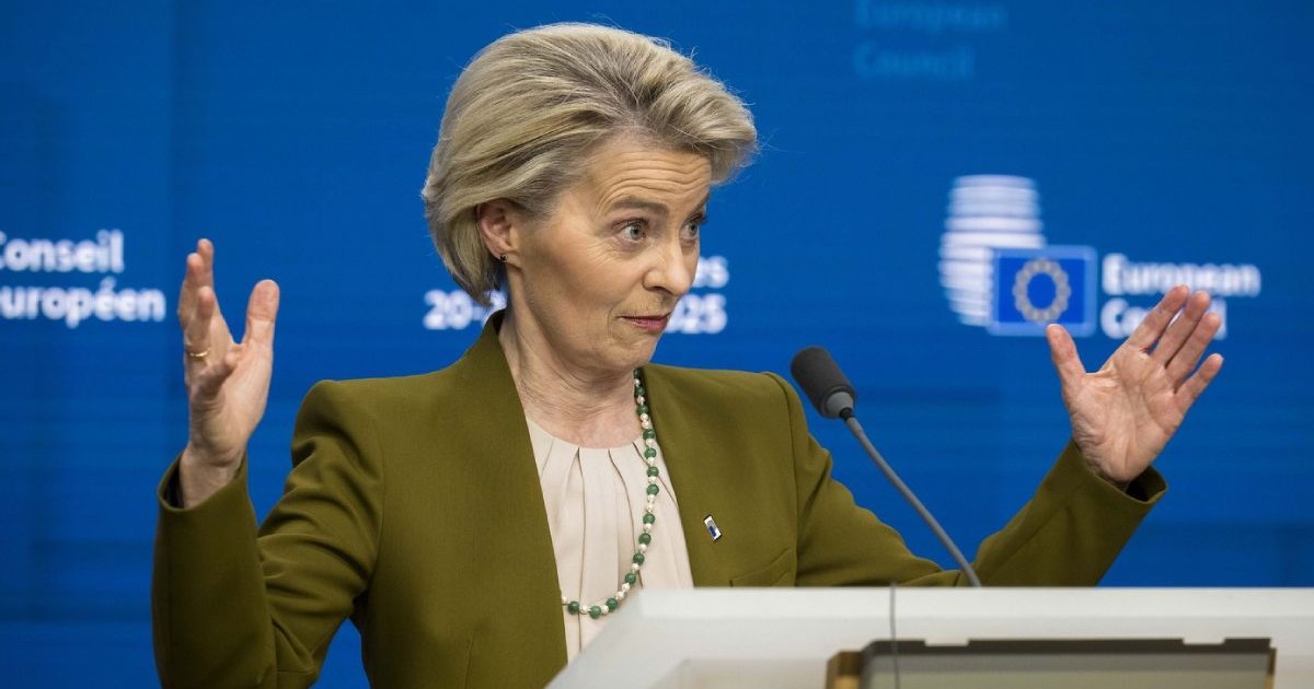 Ursula von der Leyen, cu brațele deschise, purtând un sacou ocru, în timpul unei conferințe de presă după Summit-ul UE privind cheltuielile pentru apărare la sediul Consiliului European din Bruxelles, Belgia.