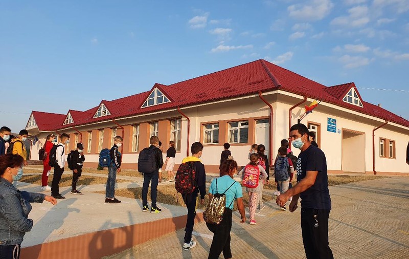 14 ani a durat construirea școlii din Fâstâci inaugurată azi, în pandemie. Cum a arătat prima zi de școală din localitatea vasluiană
