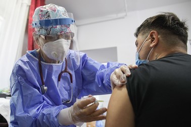 Persoanele vaccinare sunt mai puțin predispuse la spitalizare. Foto: Inquam Photos / Octav Ganea