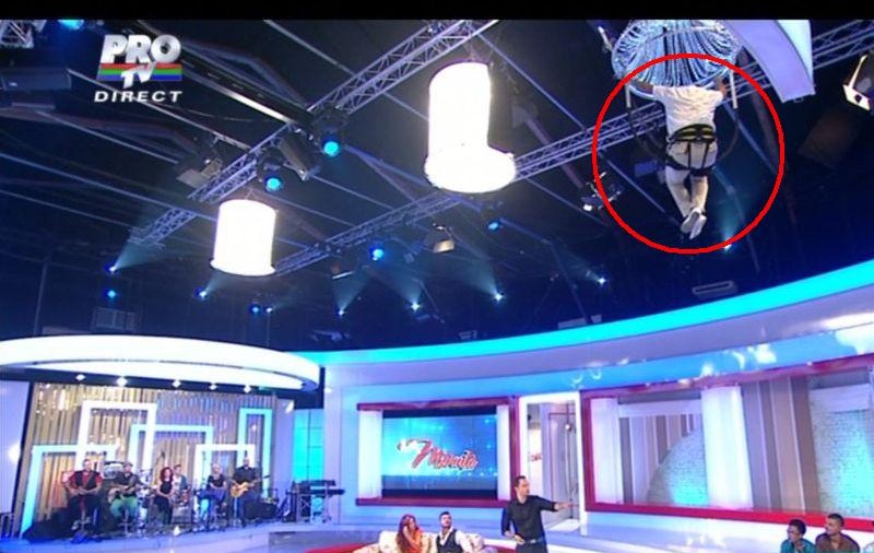 Răzbunarea vedetelor! Nea Mărin, agăţat de candelabru de către Măruţă | FOTO