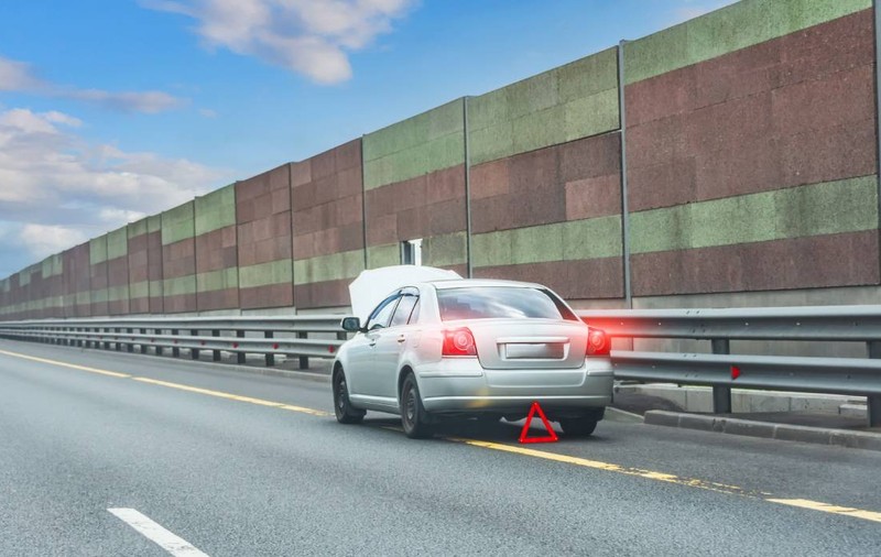 Când este legal să circuli pe banda de urgență pe autostradă și ce sancțiuni primesc șoferii, potrivit Codului Rutier