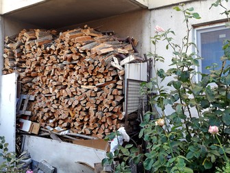 Balcoanele nu mai găzduiesc borcanele cu murături, ci butucii de foc gata să ardă pe timpul iernii