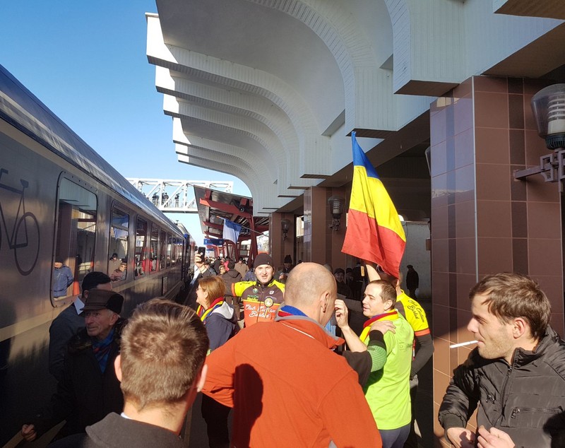 VIDEO REPORTAJ - Părinți, bunici și nepoți au întâmpinat ”Trenul Unirii” în gara Vaslui. Au încins hore și-au cântat la unison