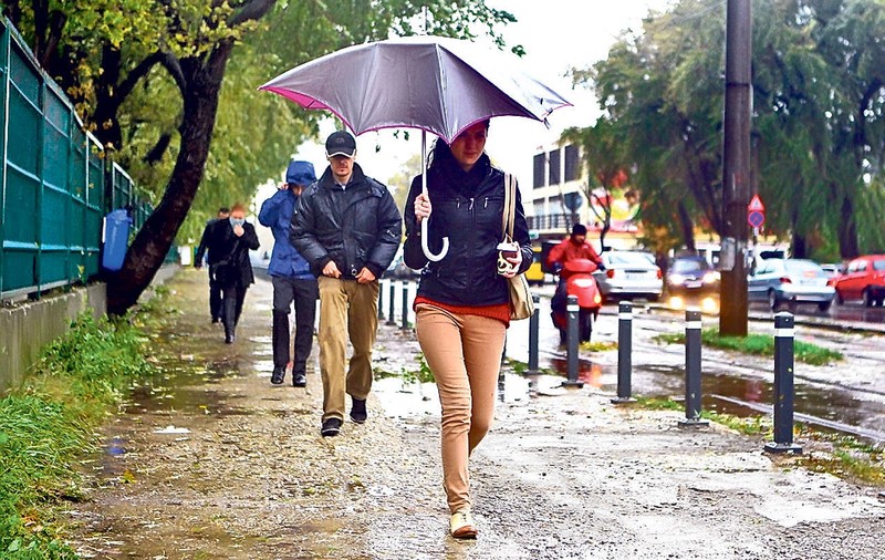 Atenție! Avertizare meteo de averse, descărcări electrice şi intensificări ale vântului
