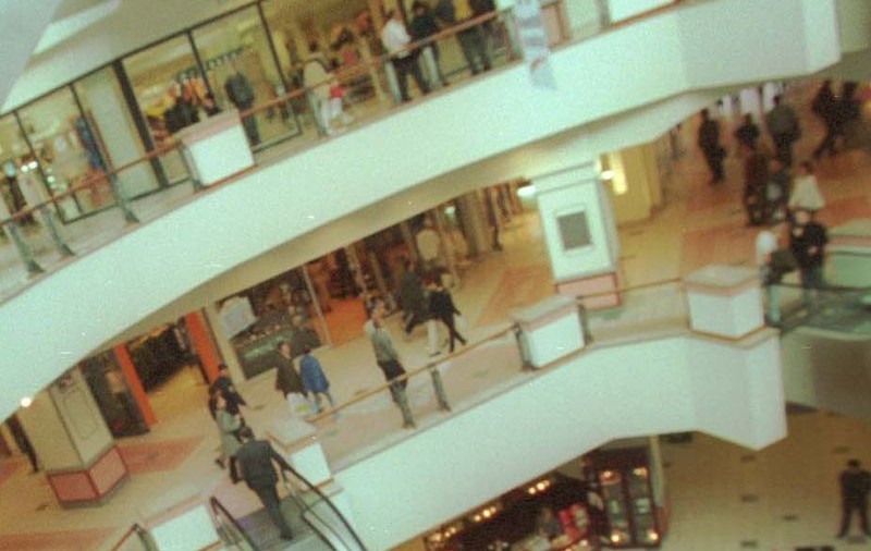 Porţiune din tavanul unui etaj al Mall Plaza, prăbuşită din cauza ploii 
