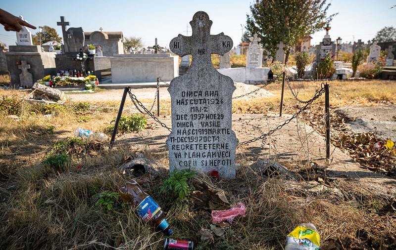 Tragedia de la Caracal | Anchetatorii au luat în calcul și că în butoi ar fi fost incendiate oasele altcuiva și au verificat mormântul părinților lui Dincă. Șeful groparilor: ”De șapte ani nu mai călcase nimeni pe-acolo”
