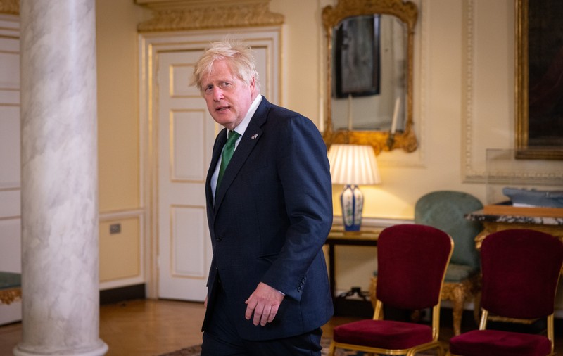 Presa britanică publică imagini cu premierul Boris Johnson la una dintre petrecerile organizate în lockdown la reședința sa