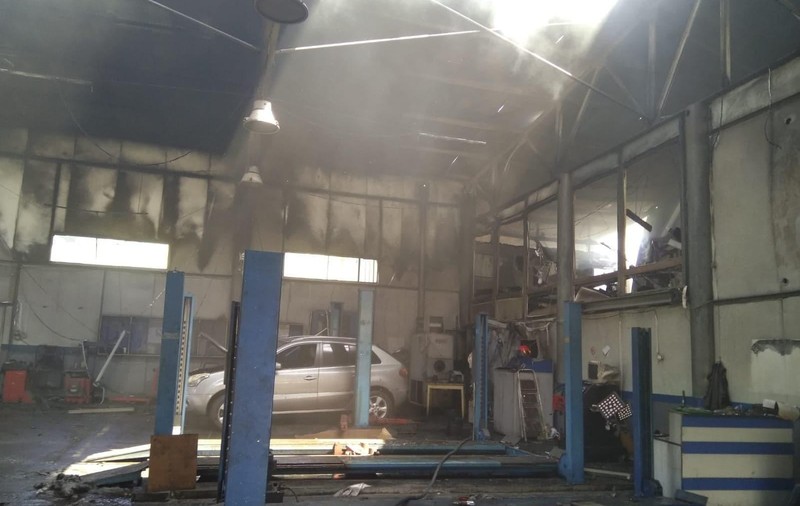 Incendiu la un service auto din Petroşani. O persoană a suferit arsuri pe faţă şi braţe