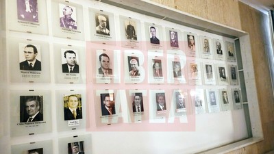 Portretele lui Ciucă și Ciolacu, alb-negru, sunt amplasate în holul de onoare alături de alte 30 de portrete alb-negru ale foștilor conducători ai Guvernului. Foto: Cristian Otopeanu / Libertatea