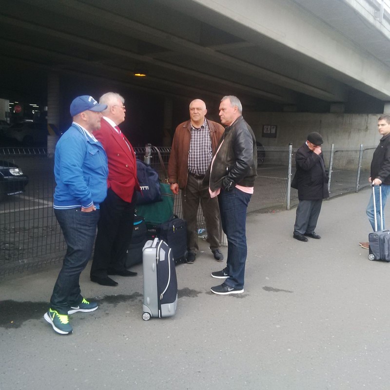 Cătălin Geru (stânga, cu șapcă) și Vasile Stângă (al treilea de la stânga la dreapta) au mers și ei alături de fotbaliști FOTO: Radu Nistor