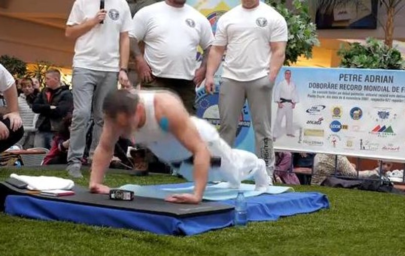 RECORD MONDIAL! Un clujean a făcut 631 de flotări pe dosul palmelor în 15 minute | VIDEO