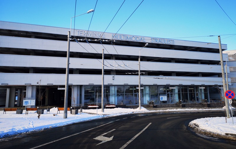 FOTO | Parcarea de 365 de milioane de lei zace goală. Șoferii aleg să parcheze lângă clădirea Străulești inaugurată acum două luni