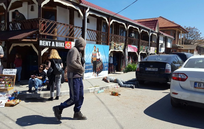 Nu călcați pe… turiști! Primele victimele ale petrecerilor din Vama Veche