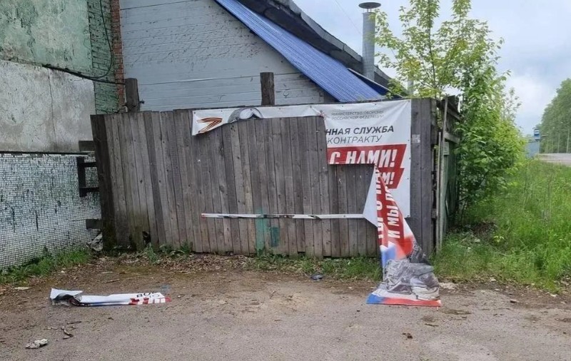 Un rus a primit 3 ani de închisoare pentru că a rupt afișele cu anunțuri de recrutare. I-au confiscat și bicicleta, „instrument pentru comiterea infracțiunii”