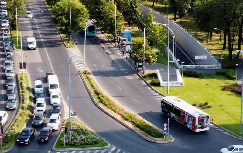 Trei călători au fost duși la spital, după ce au căzut într-un autobuz care a frânat brusc, în București. Explicația STB