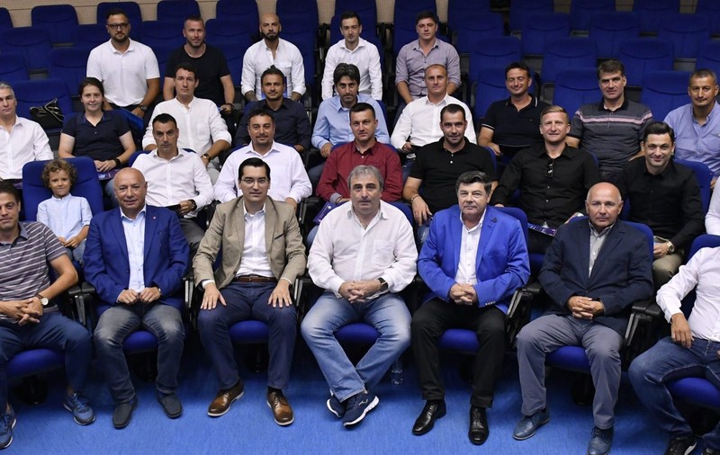 Absolvenții licenței UEFA A au fost premiați. Mesaje de la Mirel Rădoi și Dorin Goian