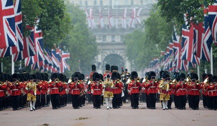 „Trooping the Colours”, parada militară a armatei britanice, în fața Palatului Buckingham, în cinstea celor 70 de ani de domnie ai Reginei Elisabeta | Foto: EPA