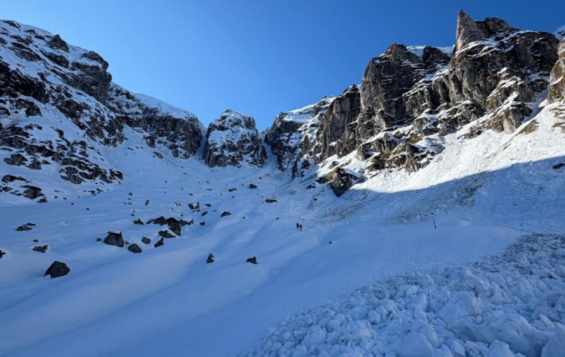 Turiștii avertizați să evite altitudinile peste 1.800 m în Brașov: risc de avalanșă și vreme instabilă, avertizează Salvamont