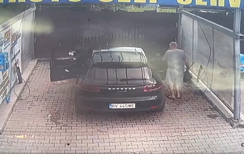 Furt viral: Șoferul unui bolid Porsche a plecat dintr-o spălătorie din Brașov cu o găleată și un mop. Ce explicație a oferit | VIDEO
