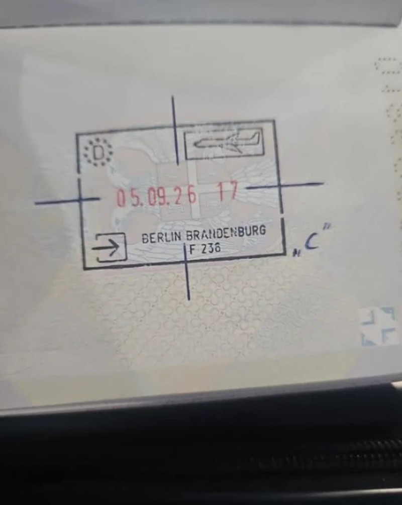 Turistul sârb a fost nevoit să se întoarcă acasă după ce poliția de frontieră i-a scris litera „C” pe pașaport. Foto: Blic / rețele sociale.