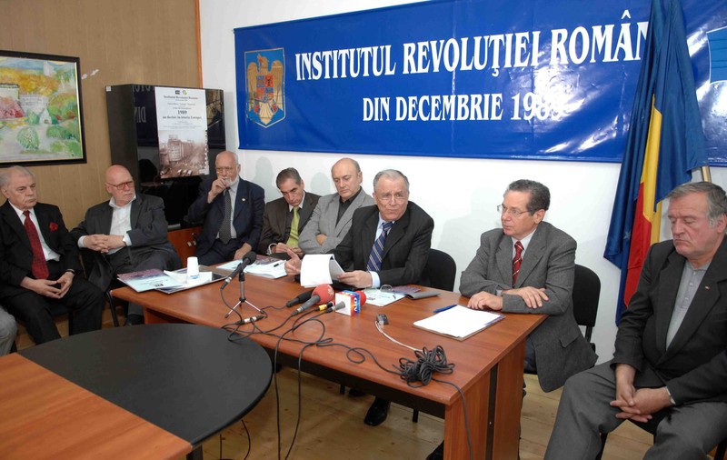 Cadoul Înaltei Curți pentru impostorii din decembrie 1989: Judecătorii îi ajută pe Ion Iliescu și pe oamenii săi să-și păstreze certificatele de revoluționari