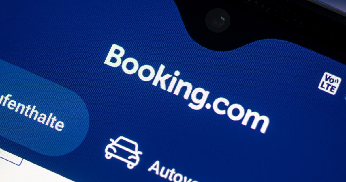 Aplicația portalului de călătorii Booking.com este afișată pe un smartphone. Foto Hepta