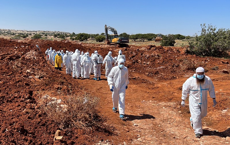 Orașul Derna din Libia, devastat de inundații, se luptă să facă față miilor de cadavre. Risc de holeră, după tot mai multe înmormântări în masă