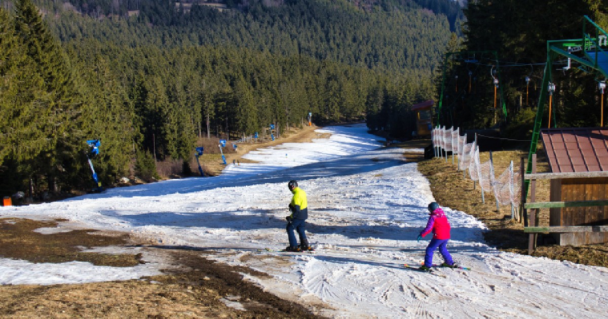 Domeniu schiabil din Austria, în sezonul de iarnă, fără multă zăpadă.