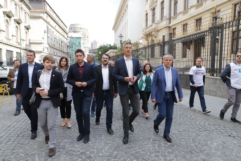 Dan Barna a venit la sediul BEC însoțit de Dacian Cioloș și alți lideri USR-Plus