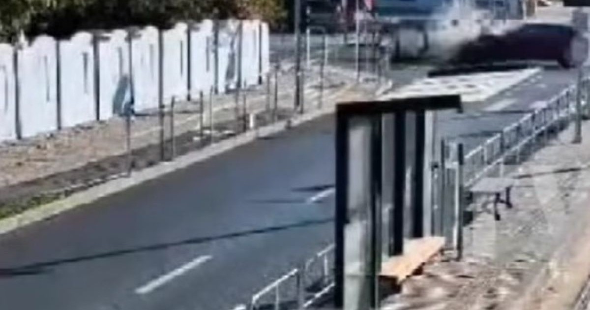 Două mașini se ciocnesc într-o intersecție din Timișoara