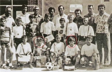 Aurel Smându, rândul de jos, al doilea din dreapta, iar Gheorghe Hagi se află pe același rând, al doilea din stânga. Din acea echipă a mai făcut parte și Alexandu ”Sandi” Popovici, rândul din mijloc, al doilea din stânga