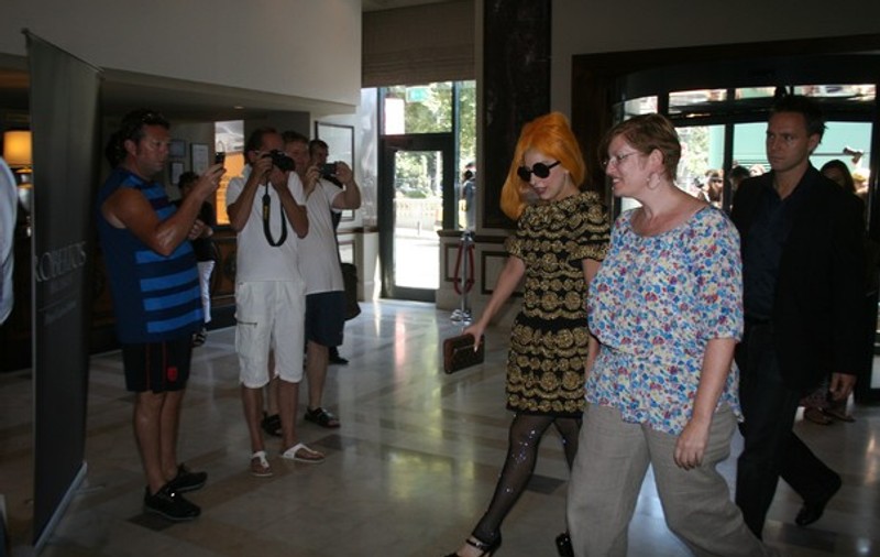 Lady Gaga, ”scoasă din cutie” la BUCUREȘTI, pentru o apariție de câteva minute! FOTO