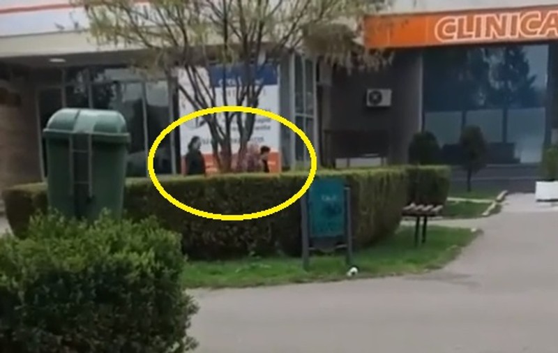 O femeie a vrut să răpească o fetiță de lângă bunica ei în centrul Ploieștiului: "Hai, fetiță, dă-mi mâna!"