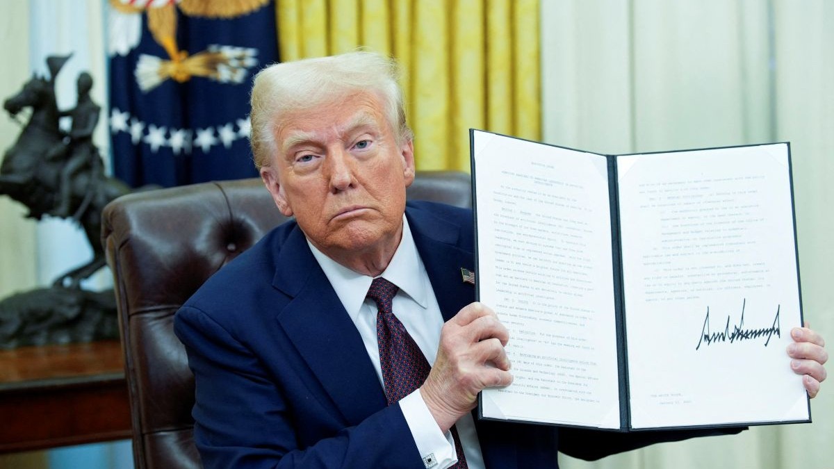 Donald Trump semnează ordine executive în Biroul Oval al Casei Albe, după care le arată reprezentanților mass-media