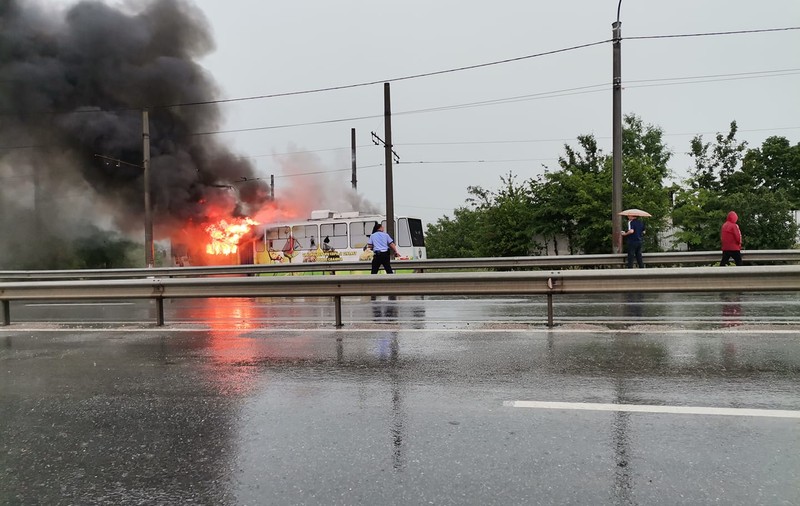 Un tramvai lovit de fulger a luat foc în mers, în Craiova