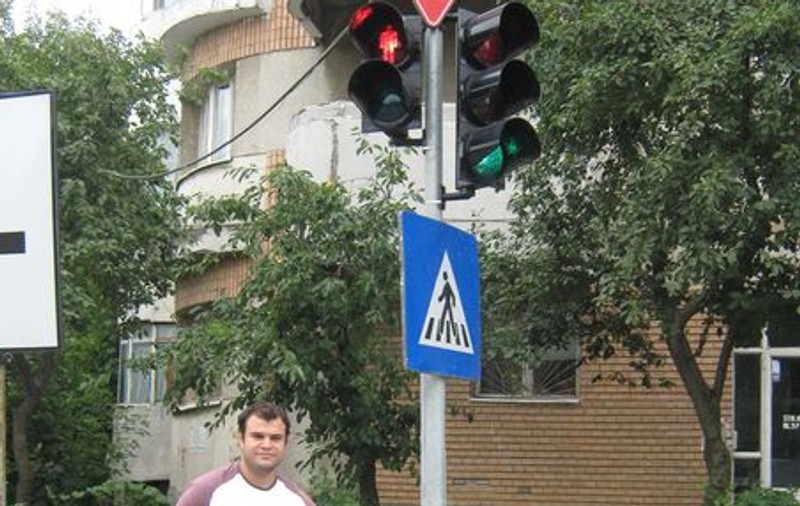 Ca la noi, la nimeni | Au montat semaforul într-un cauciuc de maşină