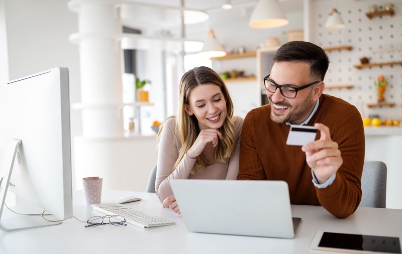 (Publicitate) Magazinele online: un business în care merită să investești
