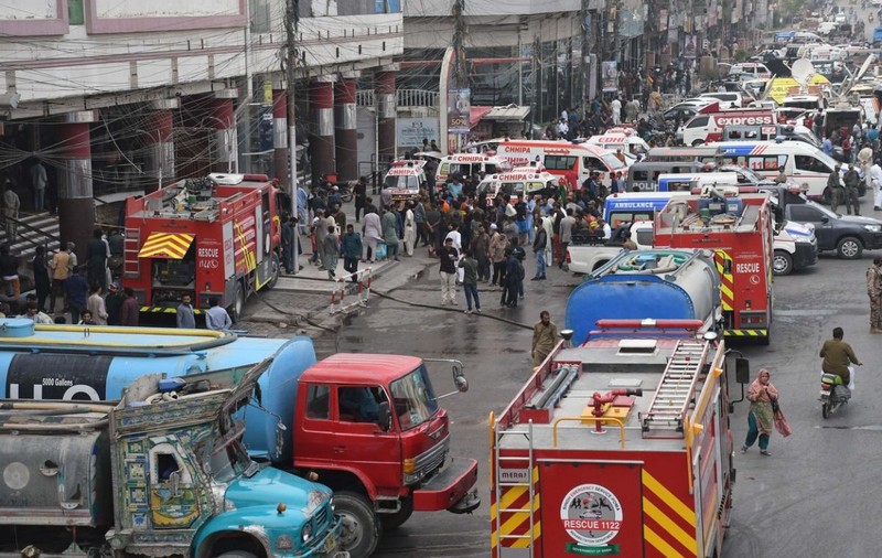 Incendiu la un centru comercial din Pakistan. Cel puțin 11 persoane au murit