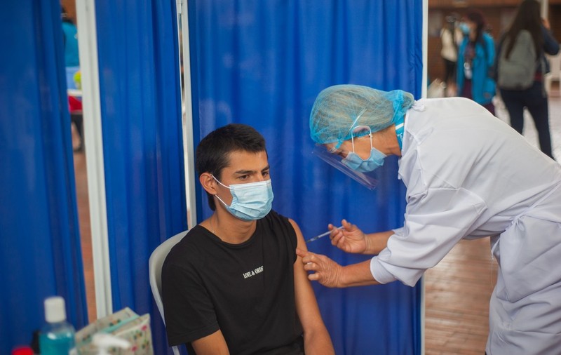 Moderna: Protecţia oferită de vaccinul anti-COVID depăşeşte riscul de apariţie a miocarditei la bărbaţii tineri